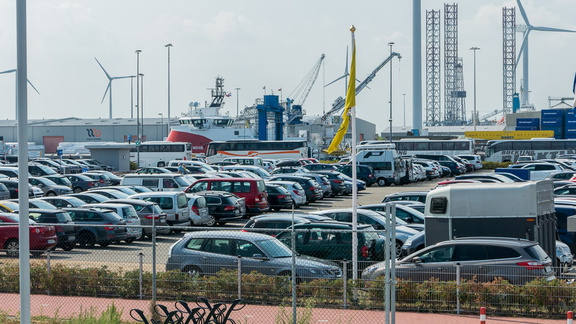 Eemshaven, boot Borkum en parkeerplaats